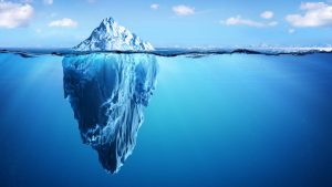 Iceberg che galleggia nel mar Artico
