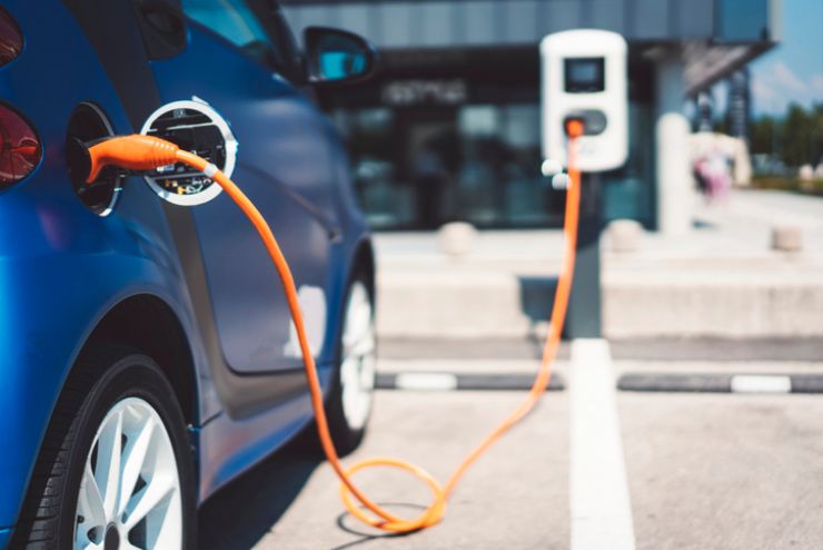 Auto elettrica durante una ricarica