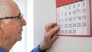 Un pensionato guarda il calendario