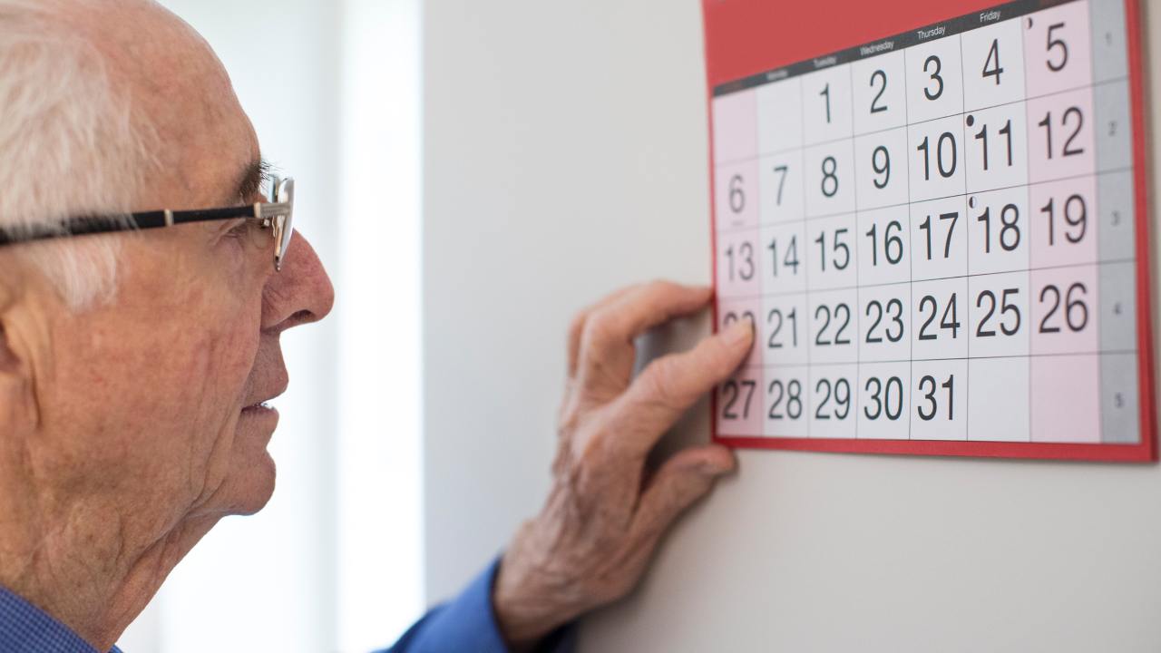 Un pensionato guarda il calendario