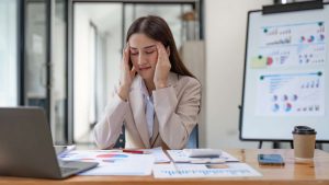 Una lavoratrice stressata in ufficio