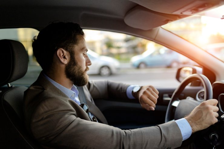 Uomo d'affari in viaggio per lavoro