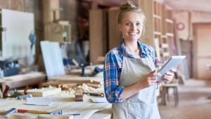 Un artigiana al lavoro