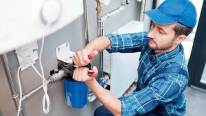 Tecnico installa sistema di filtraggio acqua