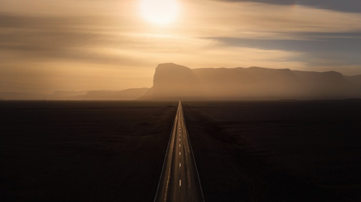 Strada infinita verso il tramonto