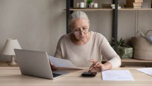 Una pensionata davanti al pc