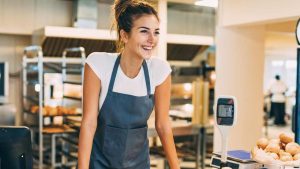 Una donna lavora al bar