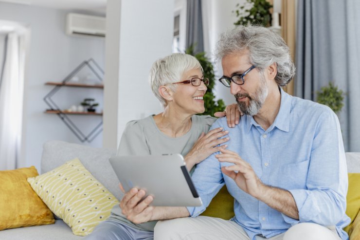 Una coppia di pensionati utilizza un tablet