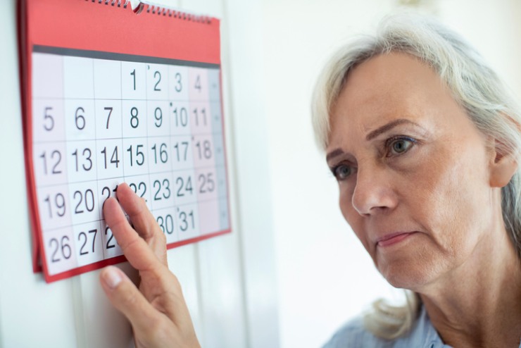 Una pensionata guarda il calendario