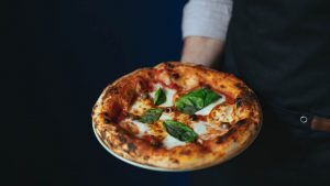 Una pizza servita al tavolo