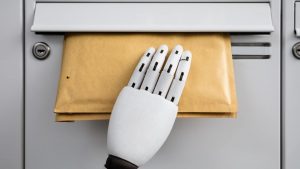 Robot inserisce busta in una casella postale