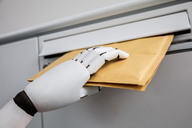 Mano robotica consegna la posta