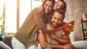 Una famiglia felice in soggiorno