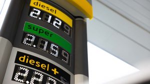 Il prezzo della benzina resta molto alto