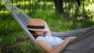 Una donna dorme su un'amaca