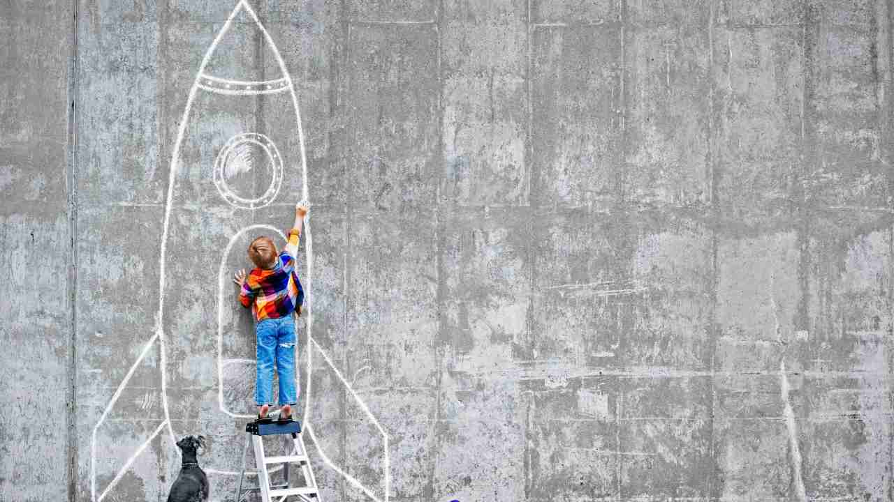 Bambino disegna astronave