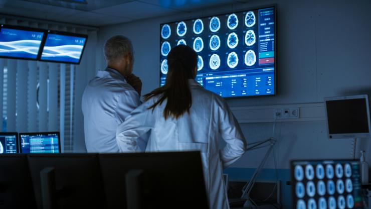 Due medici leggono una TAC al cervello