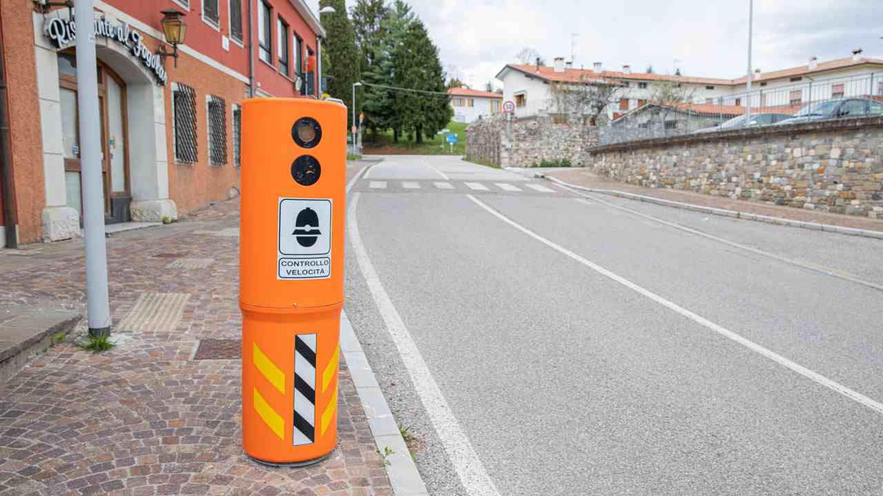 Autovelox sul ciglio della strada