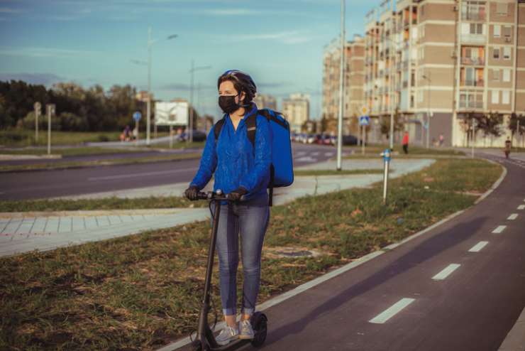 Rider in sella ad un monopattino elettrico