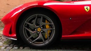 Una Ferrari carbonizzata venduta all'asta