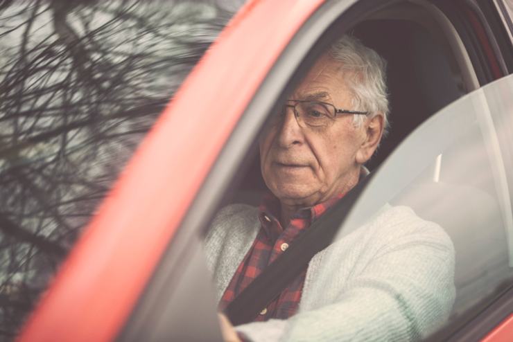Un anziano alla guida della sua automobile