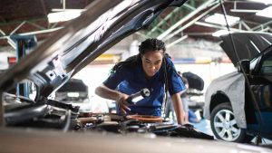 Meccanico al lavoro in autofficina