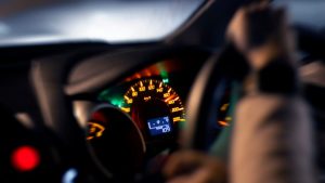 Automobilista guida di notte