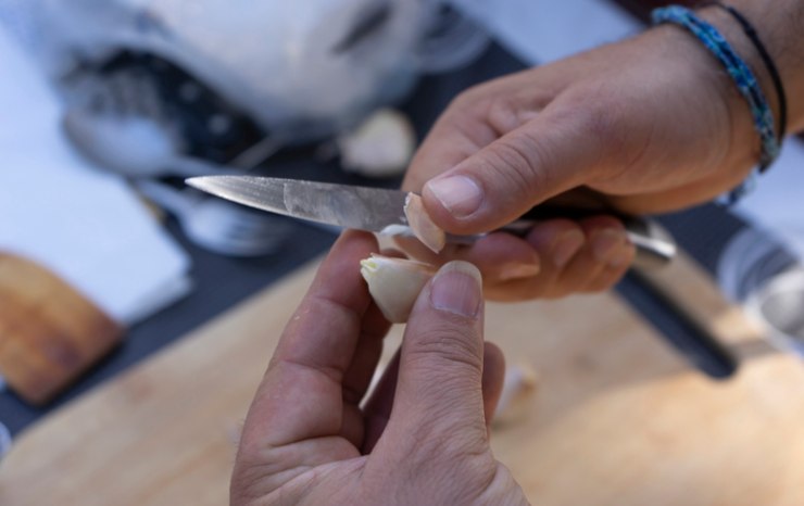 Aglio tagliato con un coltello