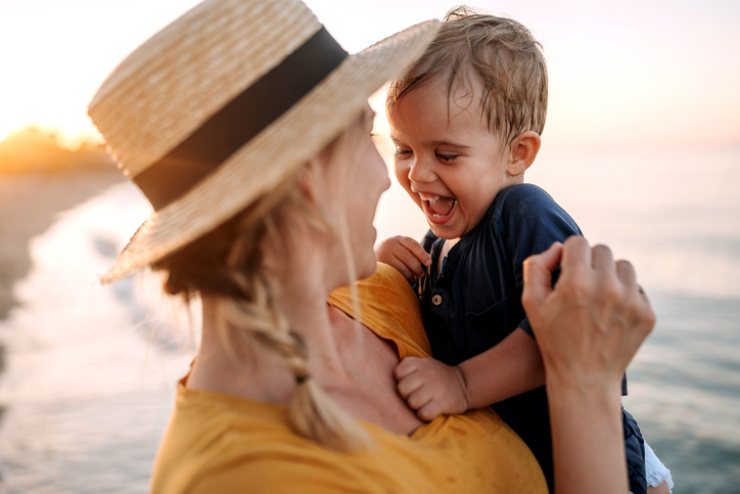 Una madre con il figlio in spiaggia