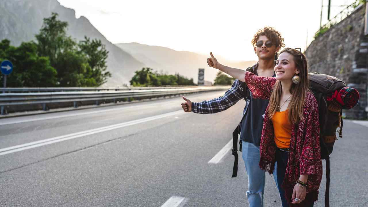 Due ragazzi fanno autostop