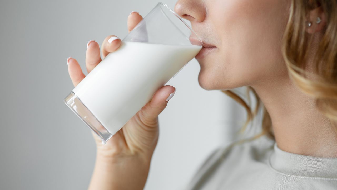 Una donna beve del latte