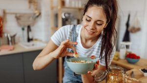 Una donna mentre fa colazione