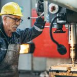 Lavoratore in fabbrica prossimo alla pensione