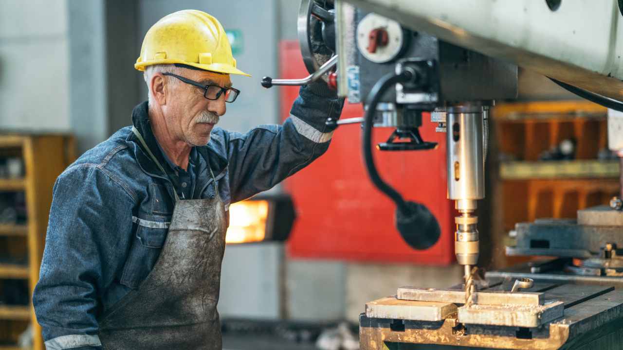 Lavoratore in fabbrica prossimo alla pensione