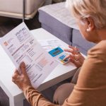 Una pensionata calcola il suo budget mensile