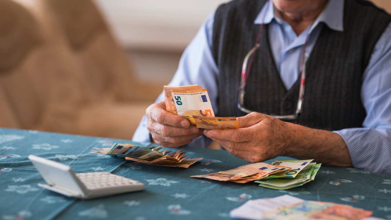 Pensioni, perchè il governo pensa ad un taglio degli assegni