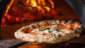 Pizza cotta nel forno a legna