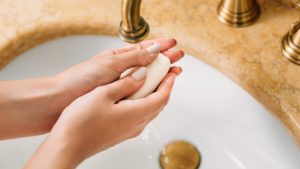 Una donna si lava le mani con il sapone