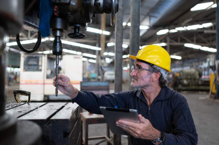 Lavoratore anziano in fabbrica