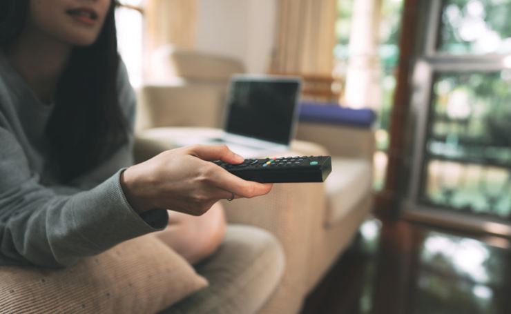 Una donna cambia canale alla tv