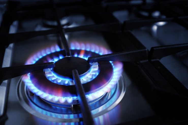 Cosa determina il colore della fiamma in un fornello a gas