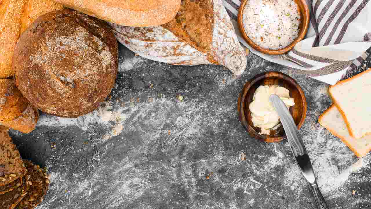 Pane fresco e burro in una ciotola