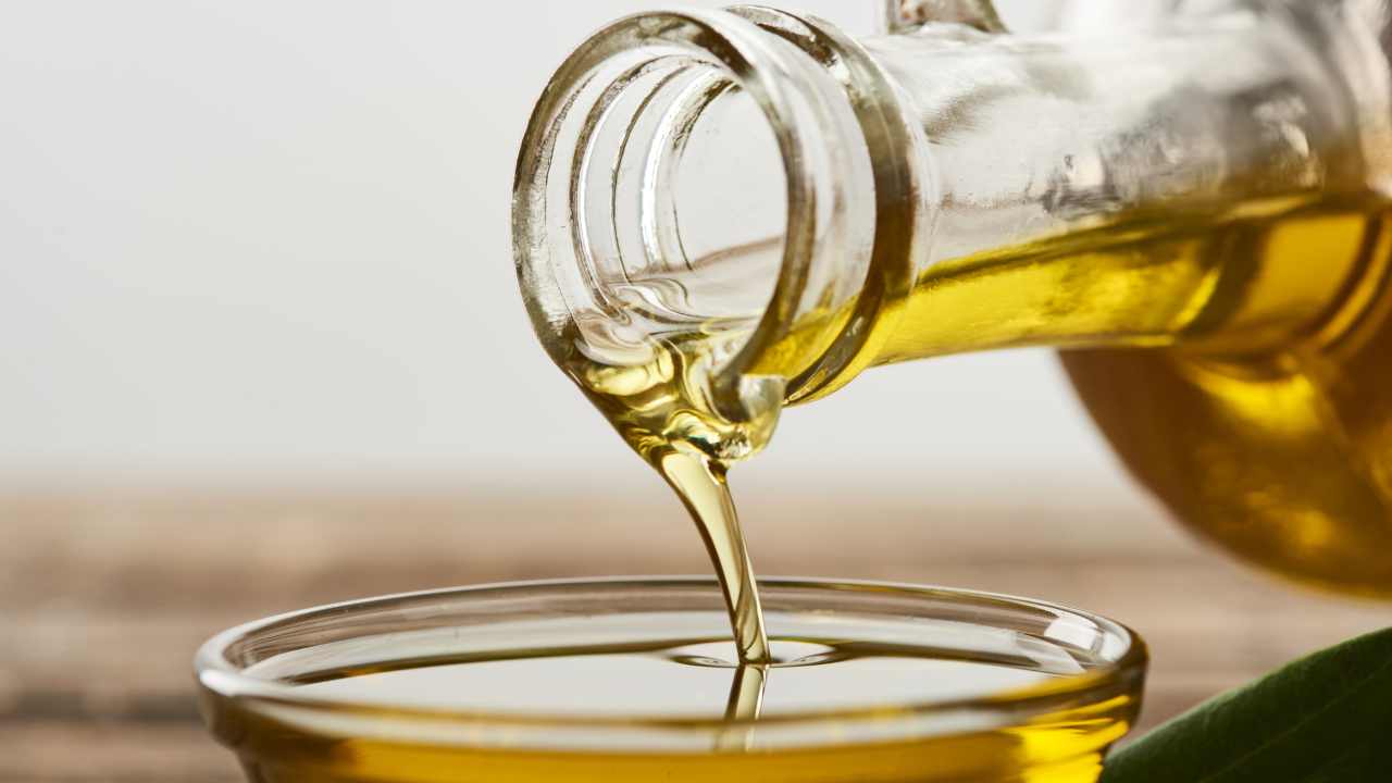 Olio d'oliva versato in una ciotola