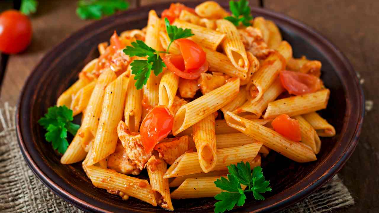 Un piatto di pasta al pomodoro